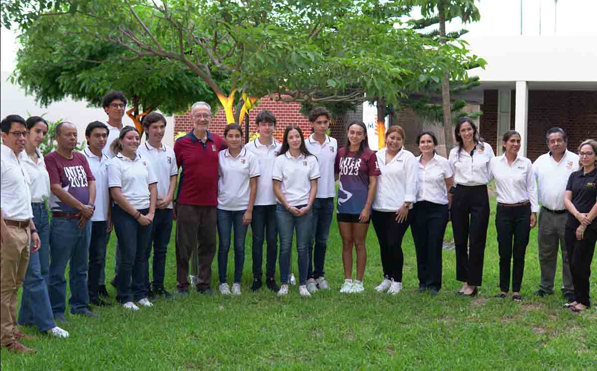 FERNANDO FERNÁNDEZ junto a alumnos y maestros