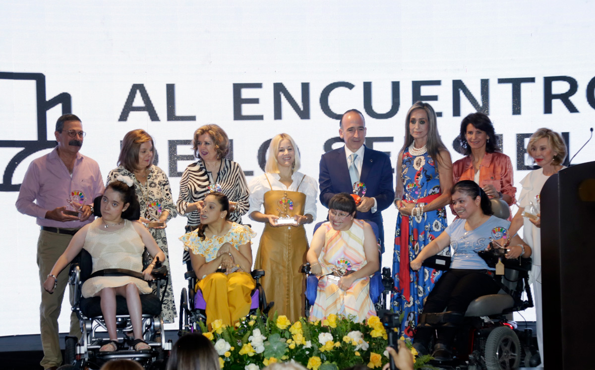 Comité organizador con artistas / Foto: Omar Valdez y Roberto Alvarado