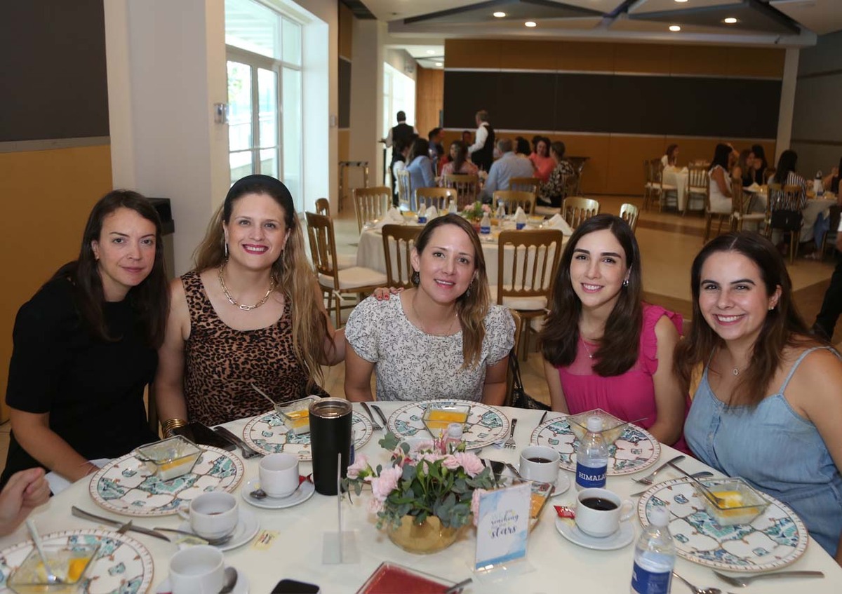 Daniela Santos, Ana Karina Santos, Sofía Rodríguez, Diana Martínez y Maga Díaz