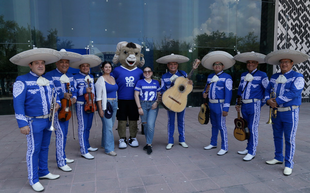 Fernanda Gómez y Valeria Sánchez junto al mariachi de gala de Sandro Cavazos / Foto: Omar Valdez