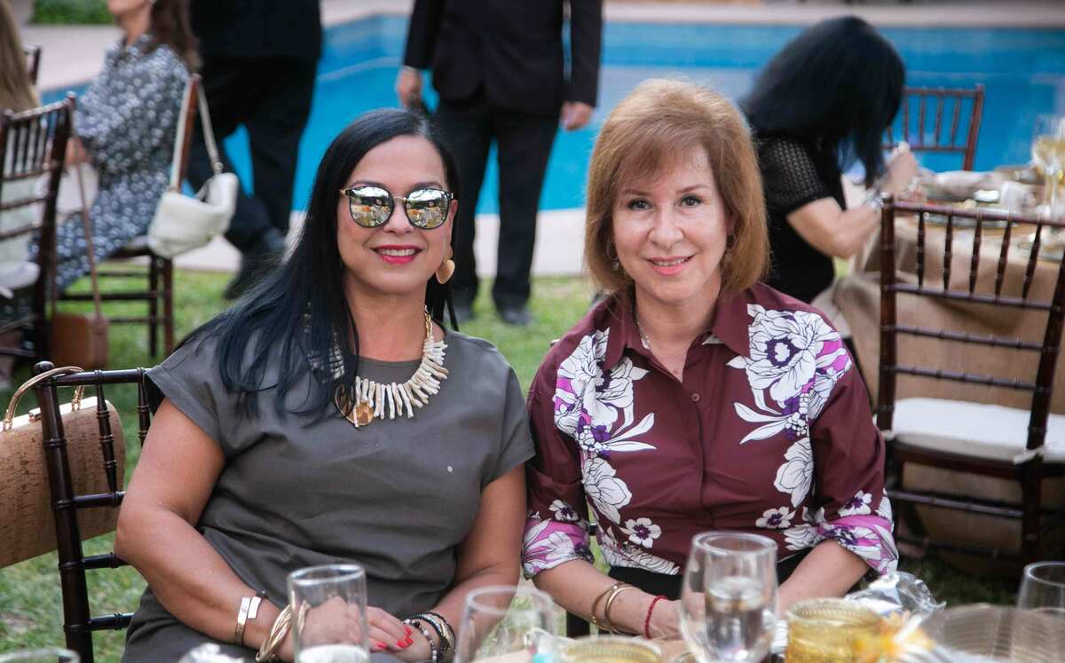 Mireya Montemayor de Pérez-Salinas y Ofelia Navarro