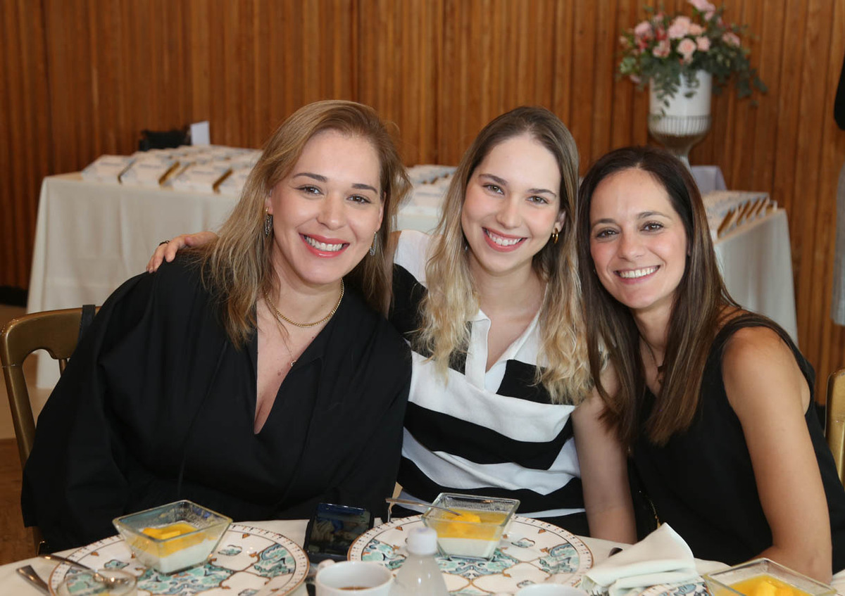 Paloma Parga de Rodríguez, Lorena Garza y Judith Garza