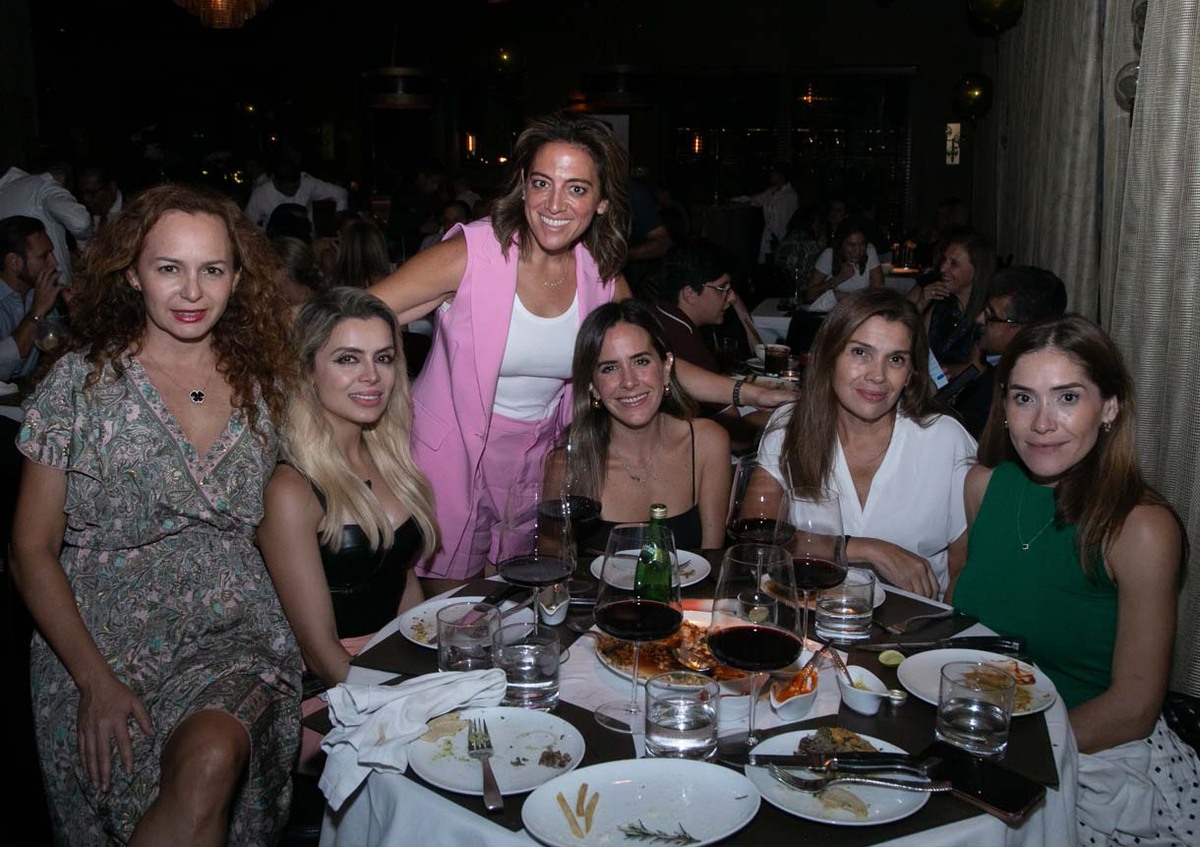 Érika Rodríguez, June Munguía de Velarde, Jimena Caparroso, Daniela López, Mariana Aguilar y Carolina Tenrreiro