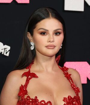 Selena Gomez conquista los VMA’s 2023 con vestido bordado de flores (Getty Images)