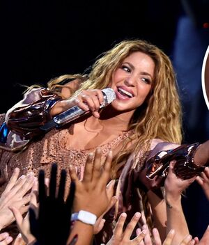 Shakira pone a bailar a Taylor Swift en los MTV VMAs 2023 (Foto: Twitter)
