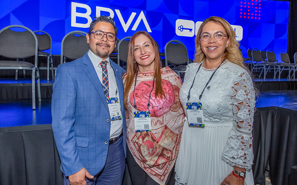 Mauricio Nuñez, Angélica Frías y Araceli Moscosa