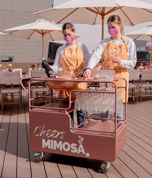 Cheers Mimosa es una experiencia móvil de bebidas, a través de un Rosegold Bar Cart, pensado para eventos matutinos. (Cortesía)