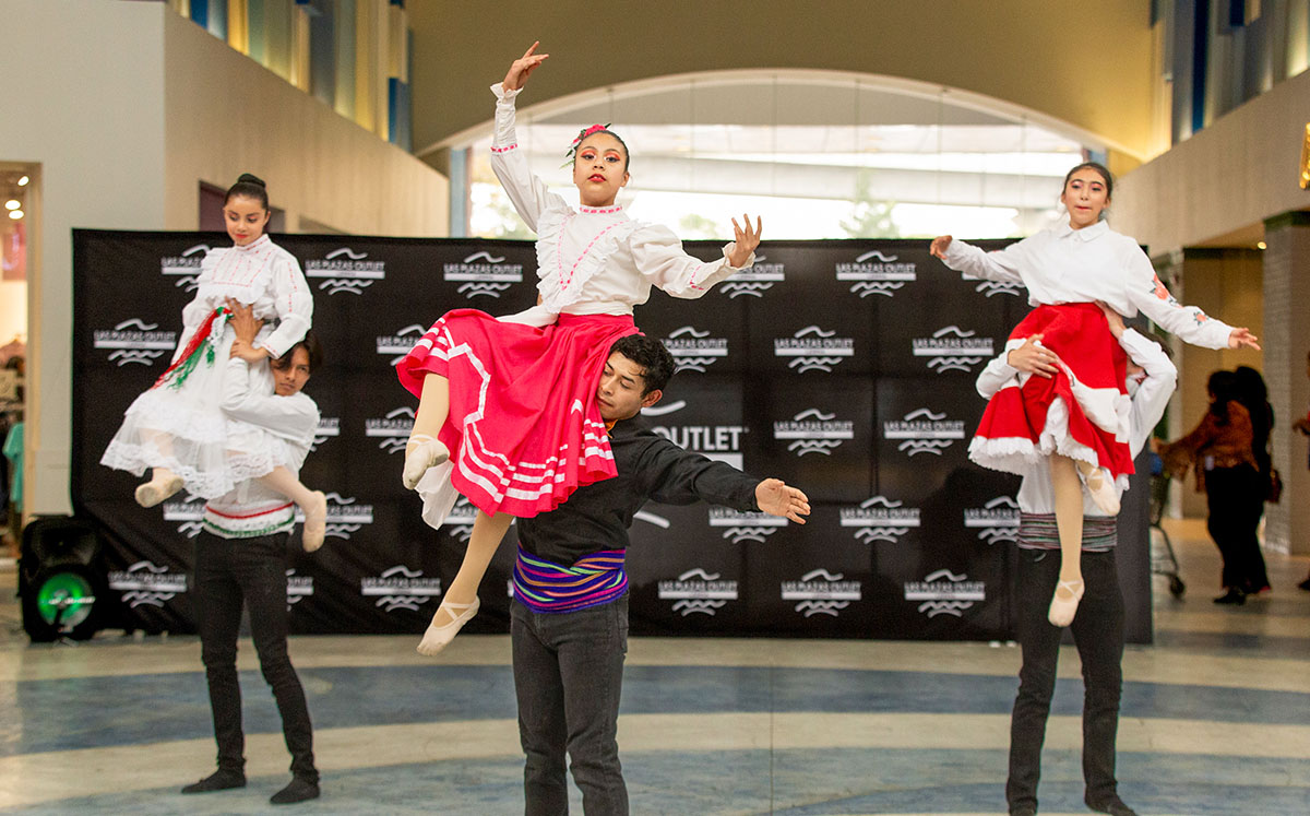 Celebran con orgullo las tradiciones y la cultura mexicana