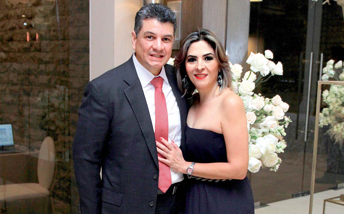 JUAN CARLOS ANDRADE Y CRISTY DE ANDRADE nos regalaron sus mejores sonrisas en la coronación de Ana Mary