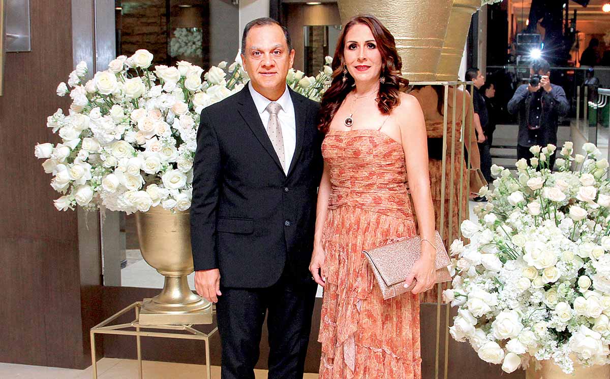 ENRIQUE CALLAFEL Y SARA DE CALLAFEL asistieron a la coronación de Ana Mary en sus mejores outfits