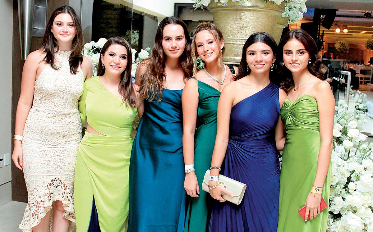 MARCELA MADARIA, FÁTIMA LACORTE, RÓMINA MUELA, MARIFER GUTIÉRREZ, REGINA ALTAMIRANO Y MIRANDA GONZÁLEZ con sus mejores outfits en la coronación