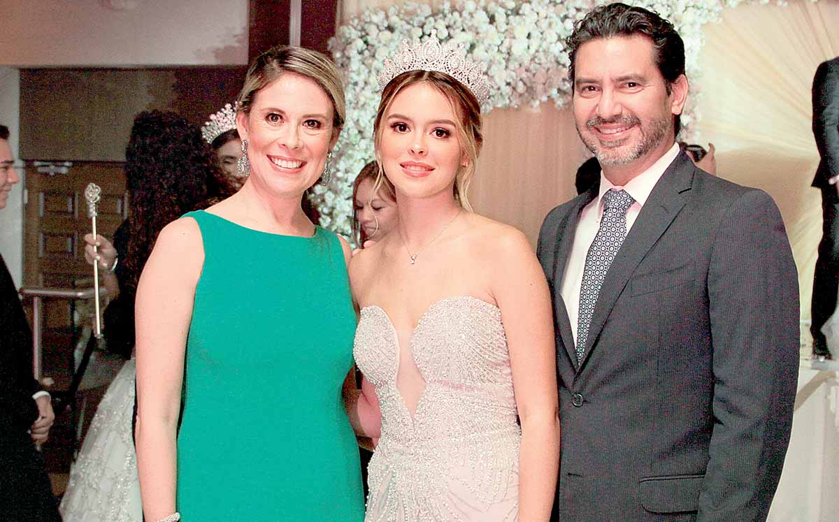BLANCA ZAMUDIO, MIRANDA GONZÁLEZ, reina del Casino Tampiqueño Y GUSTAVO GONZÁLEZ disfrutaron de la coronación de Ana Mary