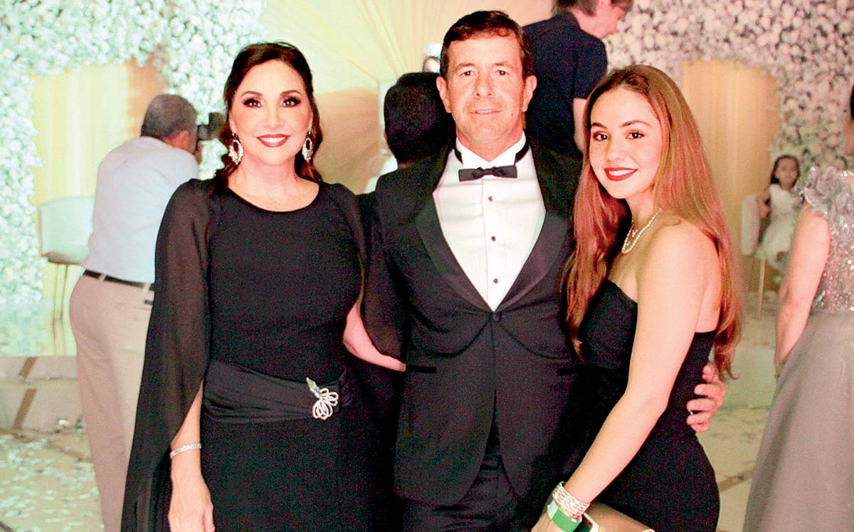 REBECA SALAZAR, ALEJANDRO FERNÁNDEZ Y NATALIA FERNÁNDEZ nos regalaron sus mejores sonrisas