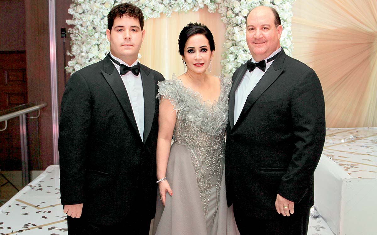 FERNANDO MARTÍNEZ, ANA MARY ROMO Y FERNANDO MARTÍNEZ la orgullosa familia de Ana Mary, la nueva reina del Deportivo Español