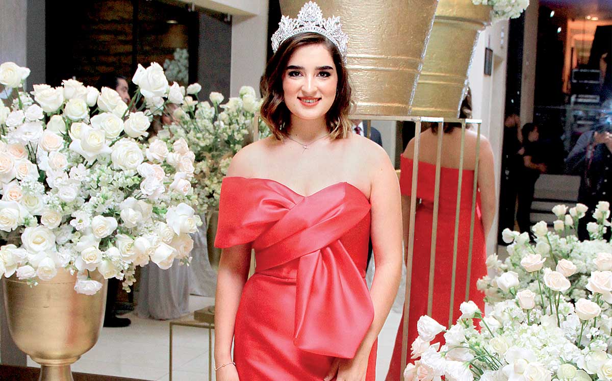 CECILIA GARCÍA reina del Regatas Corona estuvo presente en la coronación de Ana Mary