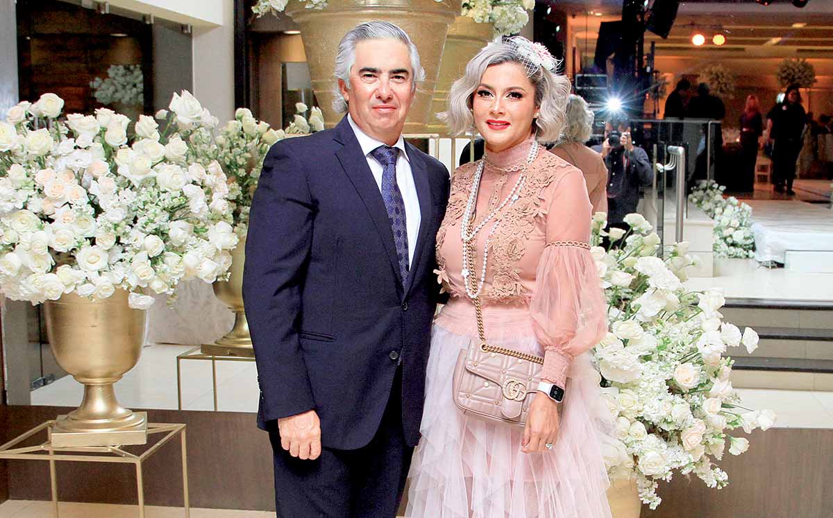 JORGE ROMERO Y GUADALUPE REYES disfrutaron de la coronación de Ana Mary en el Deportivo Español