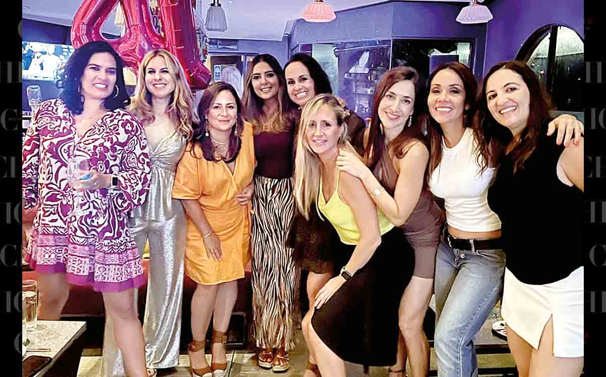 MAJO ARAGON junto a sus amigas celebrando sus 41 años