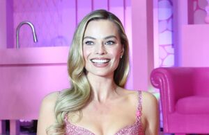 Margot Robbie y su parecido con la actriz de Sex Education, Emma Mackey (Foto: Instagram)