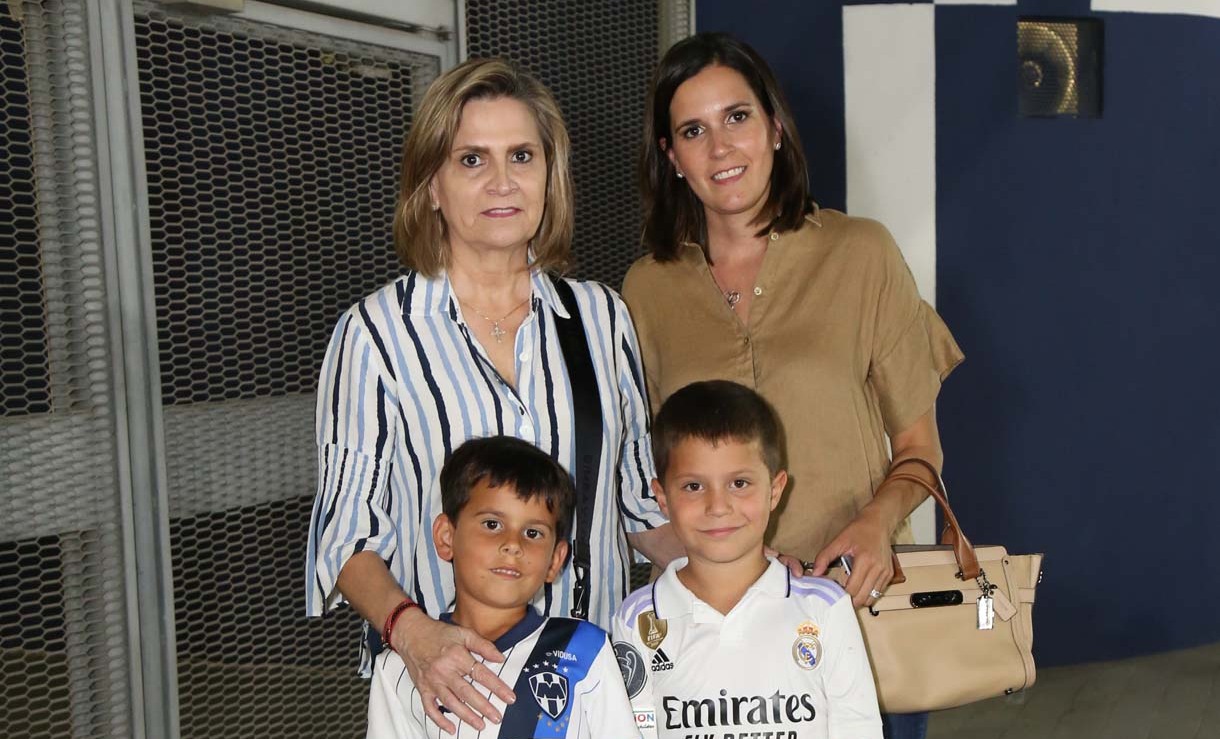 Idalia de Hinojosa, Katia Hinojosa, Diego García y Carlos Califa