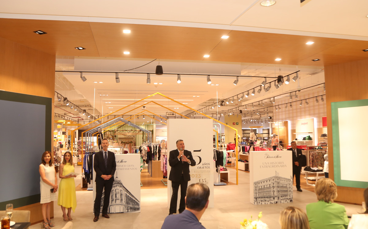 Ceremonia de inauguración con directivos de El Palacio de Hierro / Foto: Roberto Alvarado