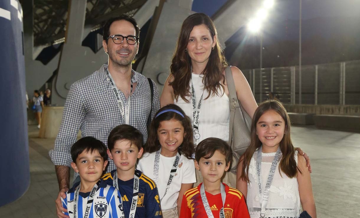 Daniel González, Ángela García de González, Hernán Salinas, Diego González, Elena González, Pablo González y Maya Zubiría