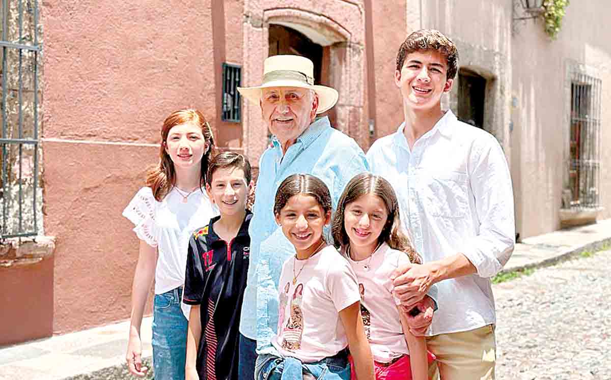 José Ángel García Hernández con sus nietos