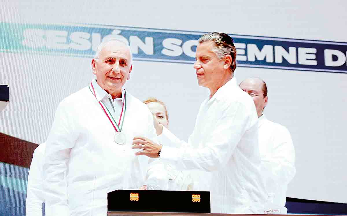 José Ángel García Hernández recibiendo  la medalla al Mérito Ciudadano “Fray Andrés  de Olmos” / Foto: Cortesía