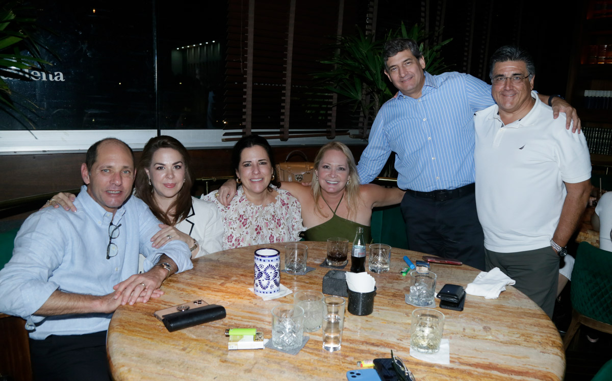 Mauricio Guzmán, Lorena Cedillo de Guzmán, Maru Guzmán, Luly Rodríguez, Raúl Miramontes y Juan Antonio  Chapa / Foto: Staff Chic