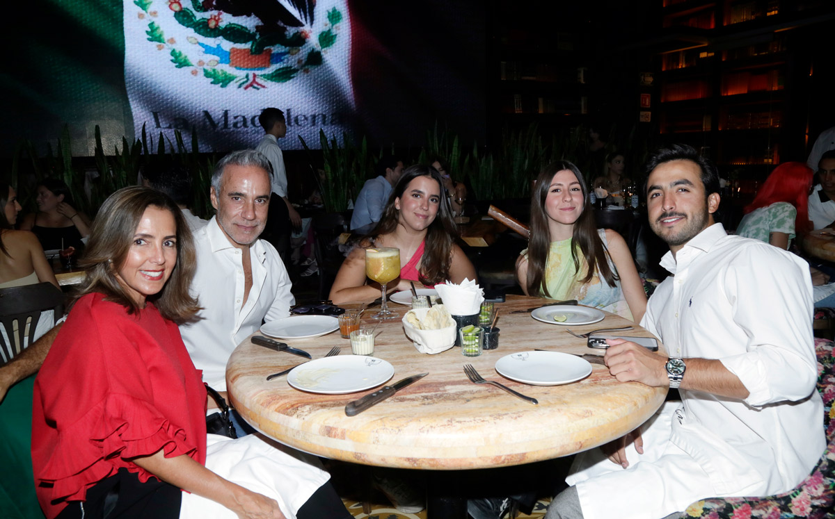 Yolanda Rodríguez de Morfín, César Morfín, Alana Morfín, Natalia Gómez y César Morfín / Foto: Staff Chic
