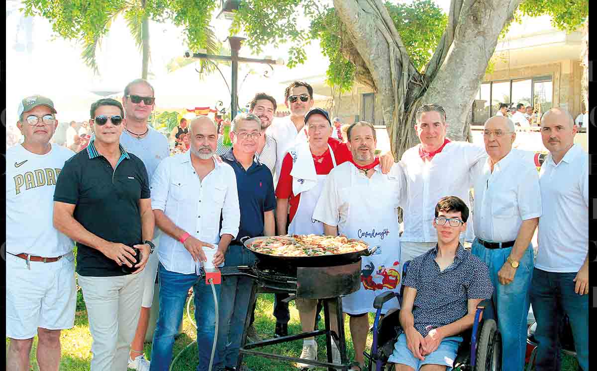 DAVID ORTEGA en su emblemática paella acompañado de sus mejores amigos