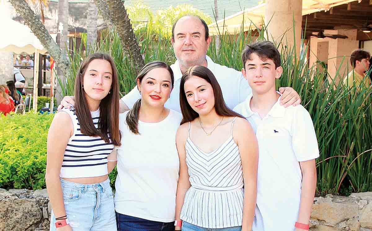 MANUEL DE POO, ANA SOFÍA DE POO, CINDY DE DE POO, MARÍA JOSÉ DE POO Y MANUEL DE POO disfrutaron en familia de la celebración de la Covadonga