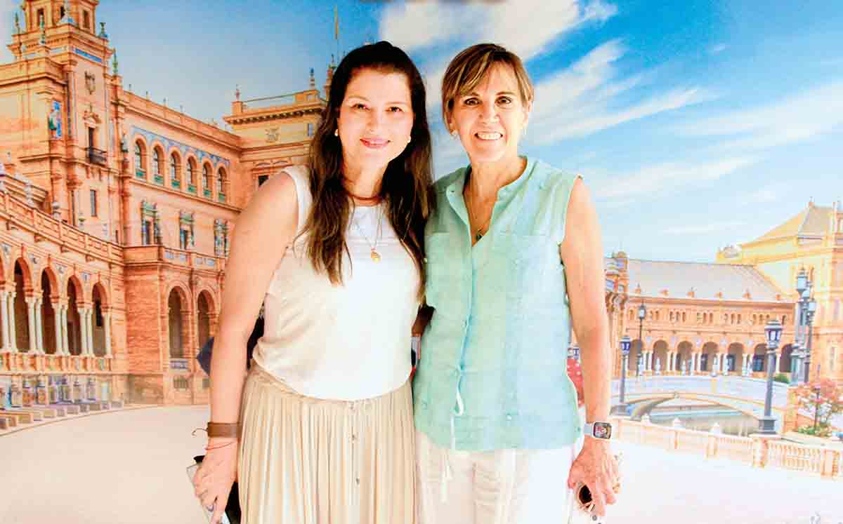 CLAUDIA DELSOL Y MARIVI ESPADA disfrutando del festejo a la Covadonga en el Deportivo Español