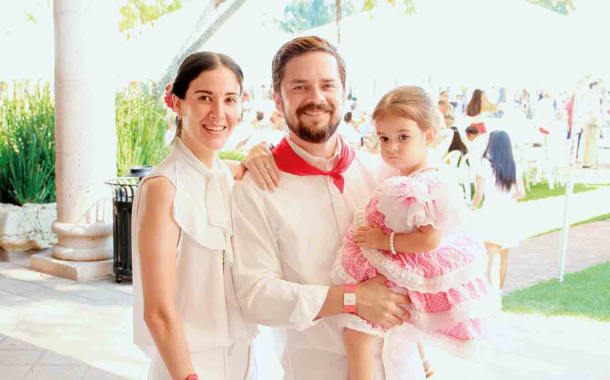 MARIANA ETIENNE, ENRIQUE FLORES Y MARÍA EMILIA FLORES  disfrutaron en familia la celebración a la Covadonga