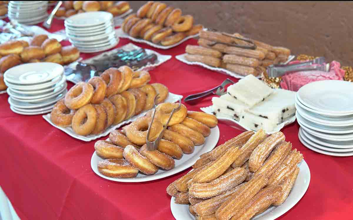 Deliciosa mesa de postres