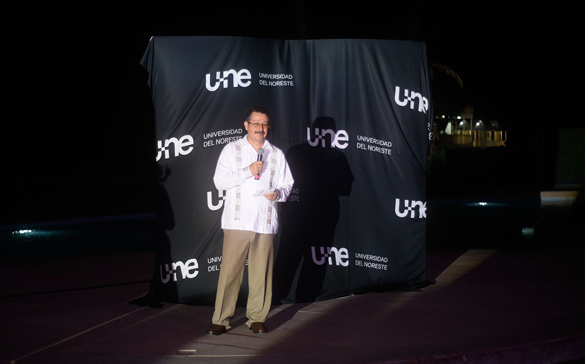 RAÚL VILLARREAL dando el discurso de presentación para revelar la portada del 15 aniversario