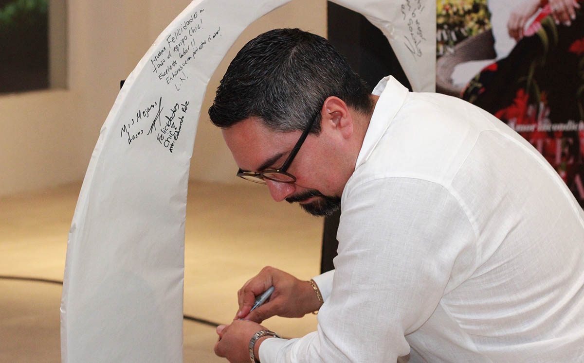 EDUARDO RODRÍGUEZ firmando nuestras letras del recuerdo