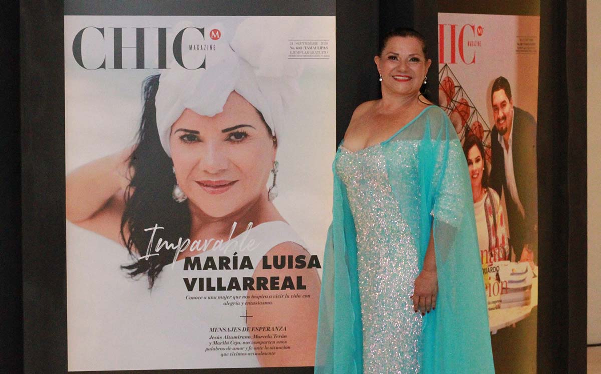 MARÍA LUISA VILLARREAL posando junto a su portada