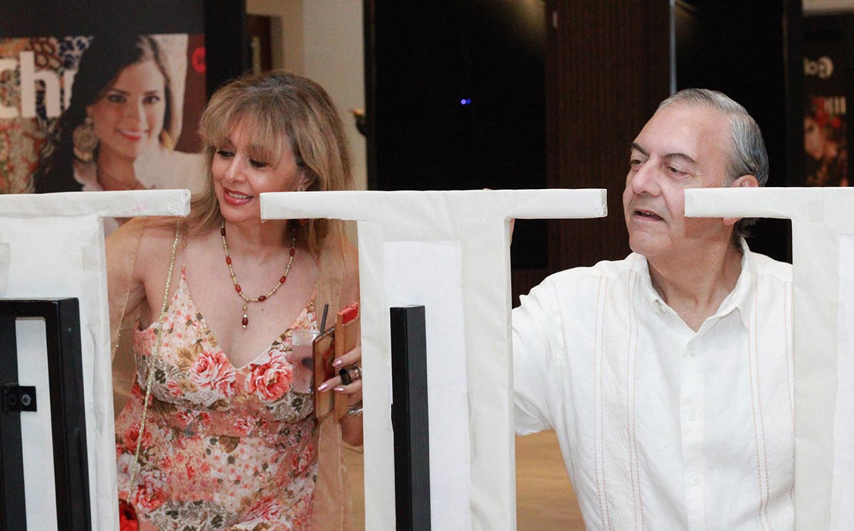 CHARY FERNÁNDEZ Y JOSÉ ALVAREZ escribiendo en nuestras letras CHIC