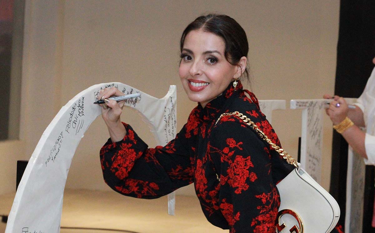 MÓNICA LUENGAS dejándonos buenos deseos en nuestras letras