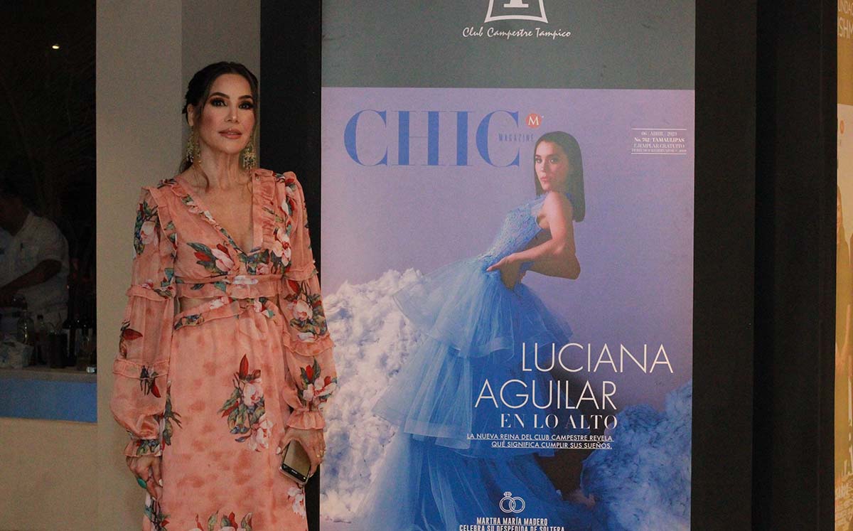 MÓNICA NAVARRO posando junto a la portada de su hija Luciana