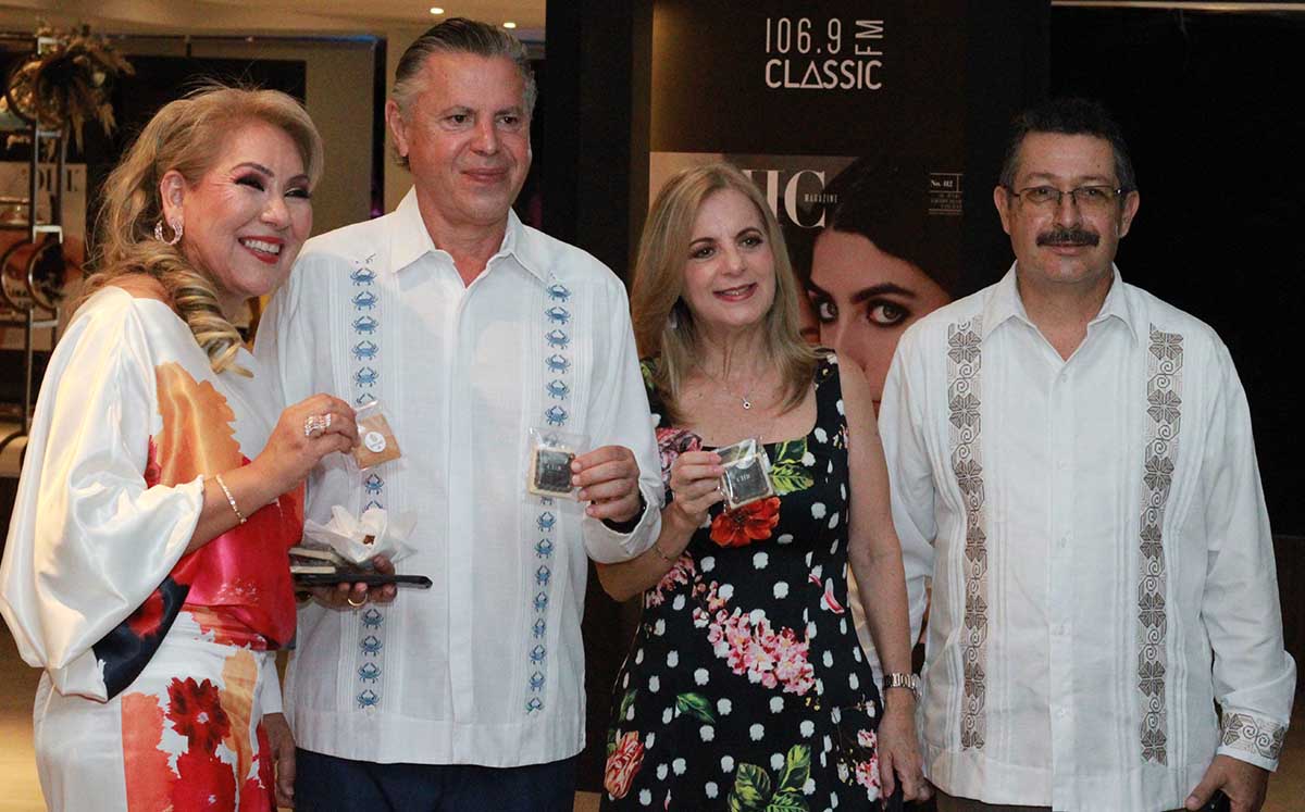 MARTHA DE VILLARREAL, JESÚS NADER, AIDA FERES Y RAÚL VILLARREAL disfrutando de nuestro aniversario