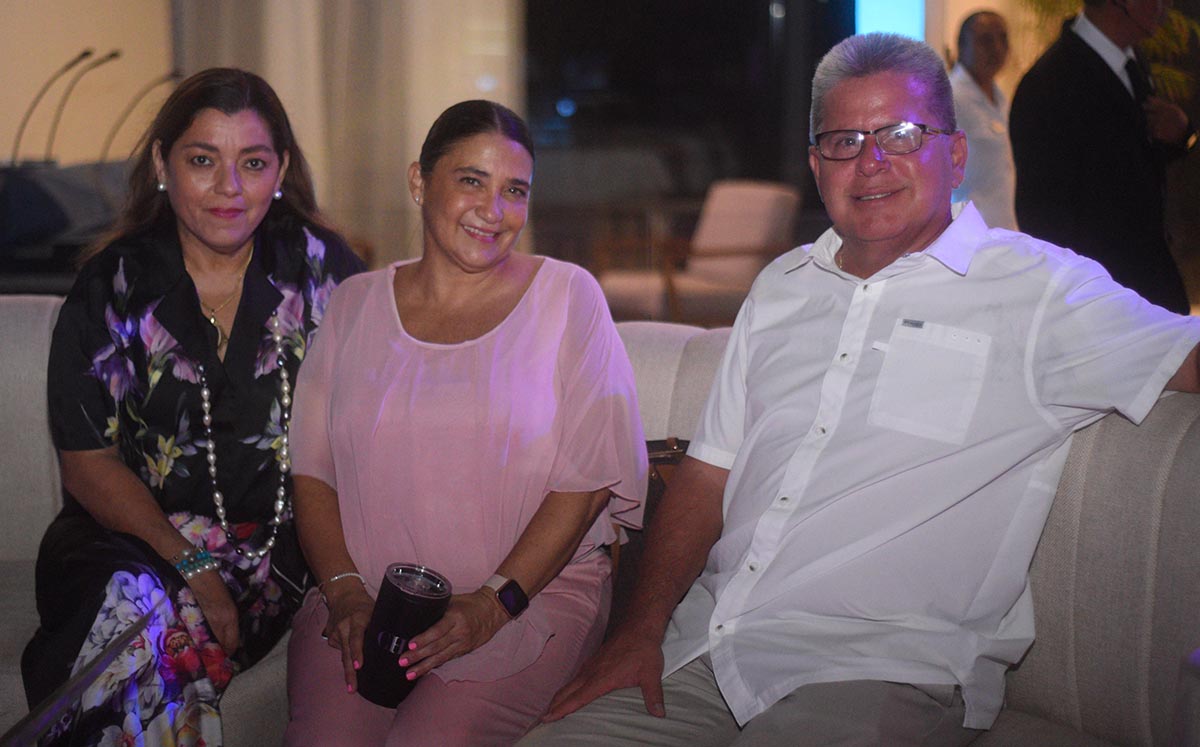 DIANA FERNÁNDEZ, MÓNICA SCHEKAIBAN Y ANDRÉS SUÁREZ a la espera de la presentación del Grupo Musical La Era Vintage