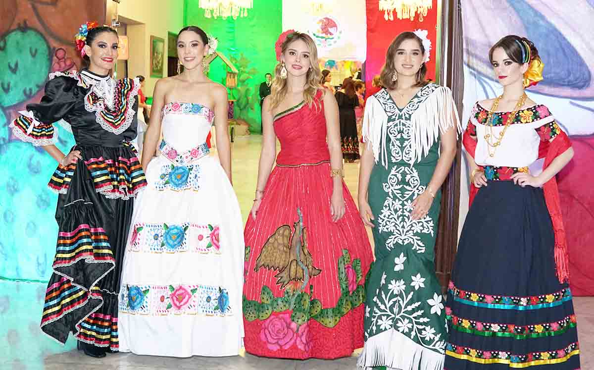 LUCIANA AGUILAR, MIRANDA GONZÁLEZ, CECILIA GARCÍA Y ANA MARY MARTÍNEZ, reinas de los diferentes clubes sociales disfrutaron del festejo