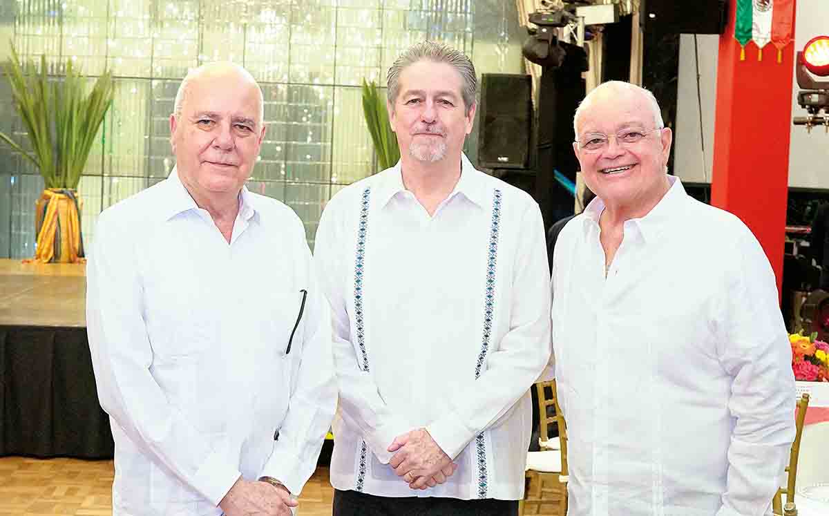 CARLOS AZCÁRRAGA vicepresidente, GERMÁN MEZA presidente Y JOSÉ MANUEL GARCÍA  tesorero del Casino Tampiqueño