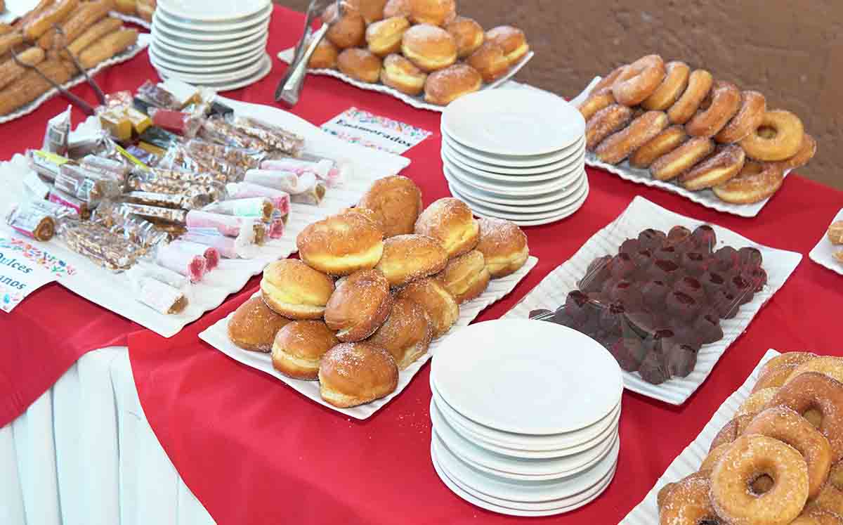 Disfrutaron de una gran mesa de postres mexicanos, como donas, enamorados, cocadas y churros