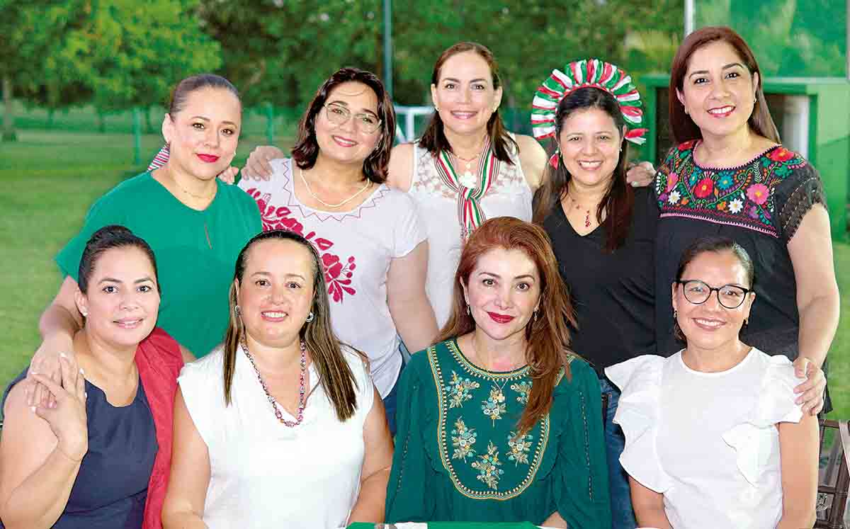 ASISTENTES DEL EVENTO con sus outfits más mexicanos, disfrutaron de una buena tarde de karaoke