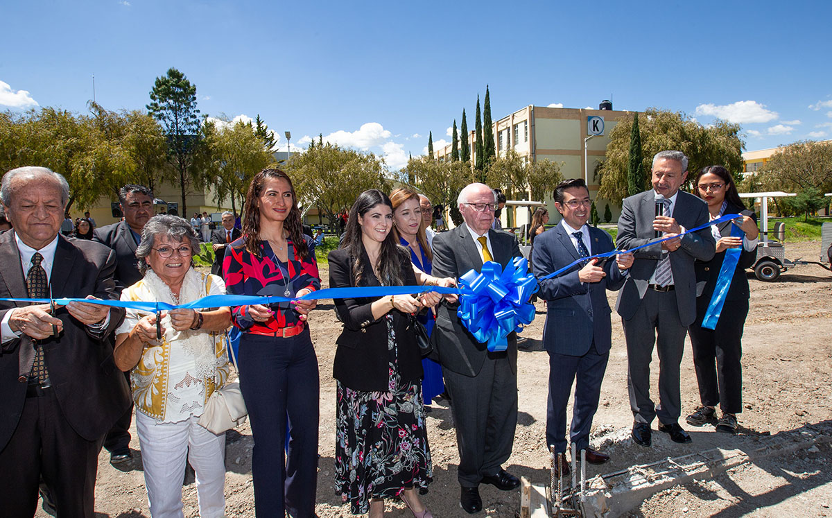 Corte de listón de las nuevas instalaciones