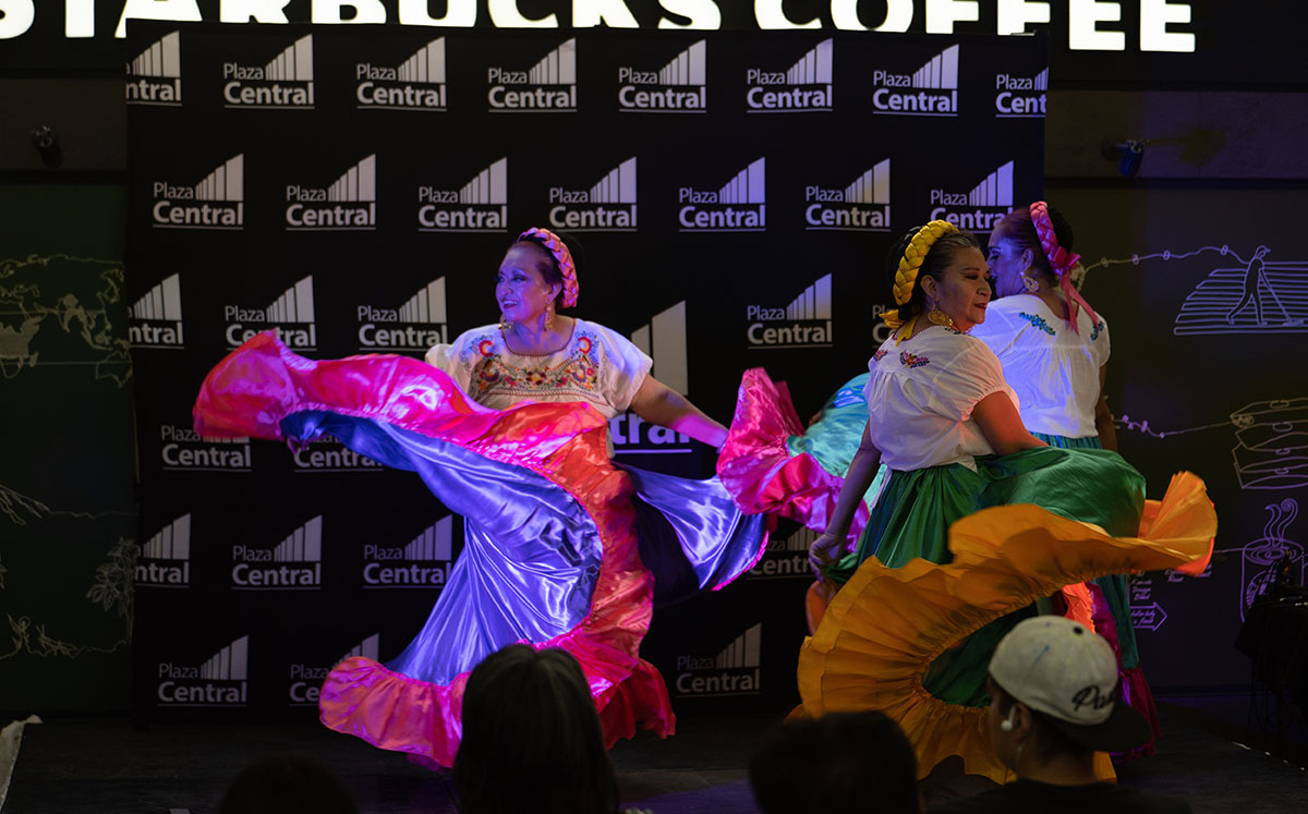 Festejan la cultura mexicana con bailes típicos
