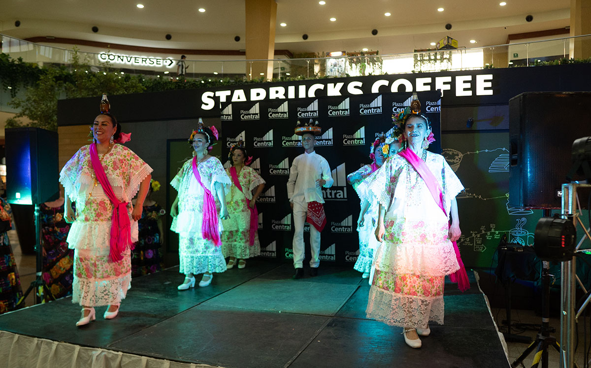 Festejan la cultura mexicana con bailes típicos