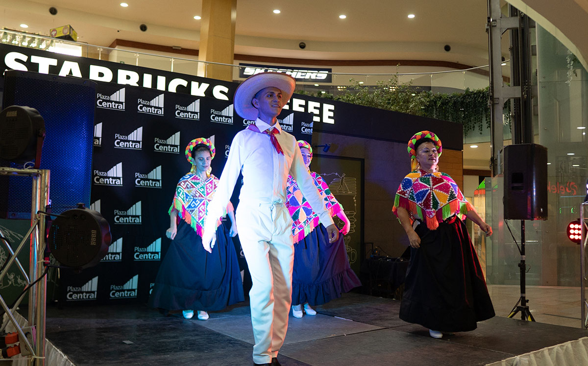 Festejan la cultura mexicana con bailes típicos